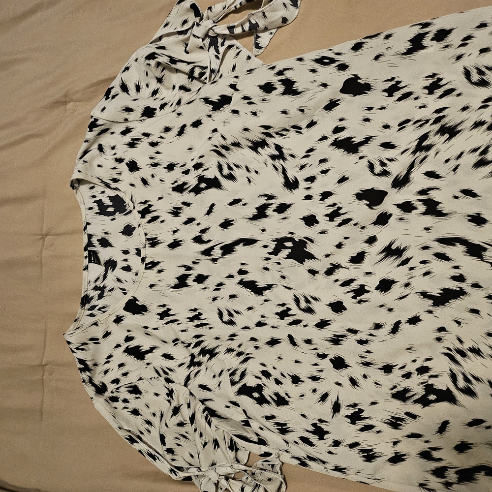 SHEIN Black and White Cap Sleeve Blouse with Peter Pan Collar